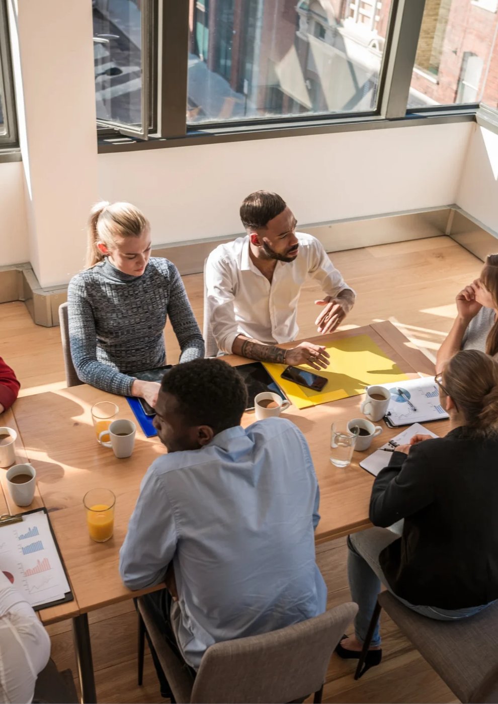 A team workshop around a table
