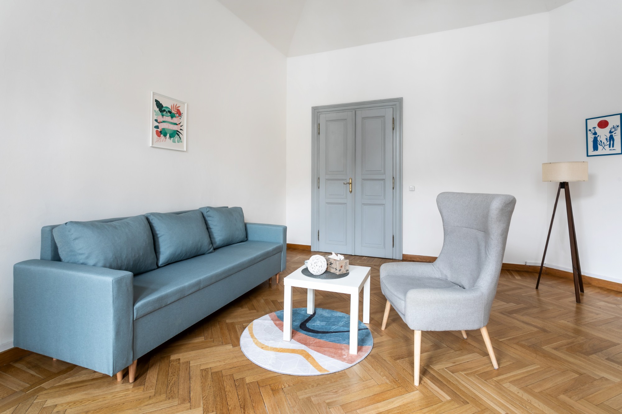 Counselling room with a blue sofa at Mezibranská 4, Prague 1