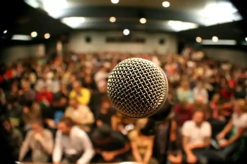 microphone with crowd in the background representing glossophobia