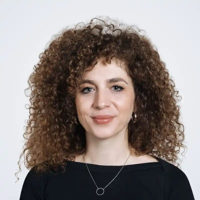 Headshot Photo of Andreea bercea - prague integration